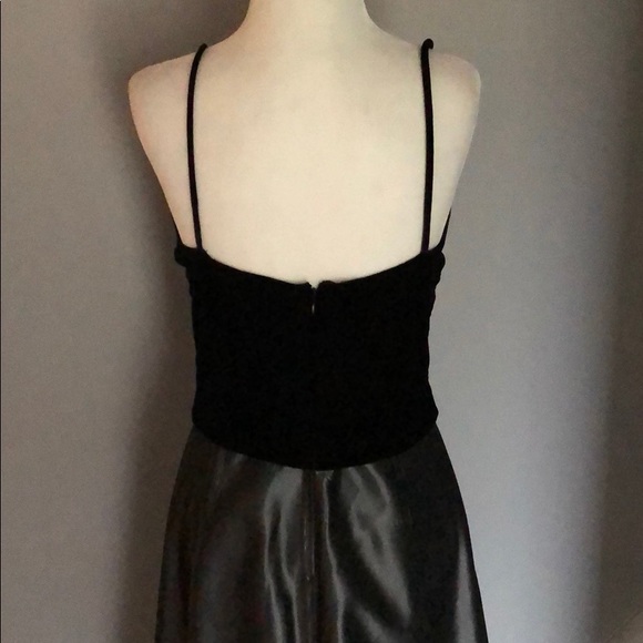 Ladies Gown - Picture 4 of 6